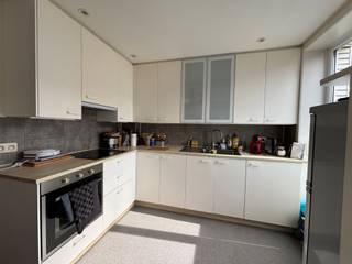 Gelegen in de Van Mullemstraat 14 op het eerste verdiep, bevindt zich dit aangenaam appartement op een centrale ligging, op wandelafstand van de Grote Markt, winkels, horeca en openbaar vervoer.<br /><br />Via de gemeenschappelijke trappenhal betreedt u het appartement, de inkomhal geeft u toegang tot de lichtrijke leefruimte. Aansluitend bevindt zich de keuken, praktisch ingericht en vlot bereikbaar vanuit de woonkamer. Verder beschikt het appartement over een apart toilet, een badkamer en een slaapkamer.<br /><br />Dankzij de gunstige ligging geniet u hier van alle faciliteiten binnen handbereik, terwijl u toch rustig woont.<br /><br />Provisie maandelijkse kosten: 35 euro / maand <br /><br />Beschikbaarheid: Onmiddelijk<br /><br />