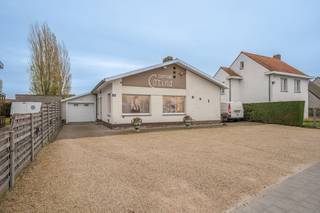 Deze te renoveren woning biedt de ideale mogelijkheid om werk en wonen te combineren. Het kappersgedeelte kan makkelijk ingenomen worden voor...