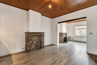 <p>Deze rijwoning is gelegen in de Machelenbinnenweg, nabij centrum Deinze.</p><p>De woning , gelegen op een perceel van 227 m², vormt een ideale basis voor wie op zoek is naar een pand dat nog volledig naar eigen smaak kan worden ingericht.</p><p></p><p>Via de inkomhal betreedt u de lichtrijke woonkamer, die dankzij haar indeling verschillende mogelijkheden biedt om een gezellige leefruimte te creëren. Aansluitend bevindt zich de keuken, momenteel functioneel ingericht en ideaal voor wie deze ruimte verder wil moderniseren en afwerken volgens eigen wensen. De keuken biedt directe aansluiting op de tuin.</p><p></p><p>Op het gelijkvloers bevindt zich tevens de badkamer, ook deze ruimte dient te worden vernieuwd en ingericht naar hedendaagse comfort. Verder is er een kleine kelderberging, handig als extra opbergruimte.</p><p>De zuidoost gerichte tuin is een aangename buitenruimte waar u kan genieten van zonlicht gedurende het merendeel van de dag.</p><p>Bovendien heeft u via de Industrielaan toegang en dus ook parkeermogelijkheid tot het perceel achteraan!</p><p>Op de eerste verdieping bevinden zich twee volwaardige slaapkamers. Bovenaan is er nog een grote geïsoleerde zolderruimte, ideaal als extra bergruimte.</p><p></p><p>Deze woning is bijzonder geschikt voor starters, handige doe-het-zelvers of investeerders die een woning zoeken met potentieel, op een heel goede ligging in Deinze!</p>