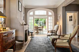 <p>Unieke herenwoning in cottagestijl op toplocatie Pulhof<br /><br /></p>
<p>Deze charmante herenwoning in cottagestijl ligt in een rustige straat in de gegeerde Pulhofwijk, één van de meest geliefde woonbuurten van Berchem. U woont hier residentieel en groen, maar tegelijk bijzonder vlot bereikbaar. Buurtwinkels, restaurants, scholen, parken en andere voorzieningen liggen op wandelafstand. Antwerpen-centrum bereikt u moeiteloos met de fiets, tram of wagen, en de nabijheid van belangrijke invalswegen maakt het dagelijkse wooncomfort extra praktisch.</p>
<p>Achter de sfeervolle gevel gaat een woning schuil die in 2016 volledig werd gerenoveerd, met aandacht voor kwaliteit, comfort en karakter. Met ca. 270 m² bewoonbare oppervlakte, hoge plafonds, authentieke details en een warm, tijdloos kleurenpalet ademt het huis ruimte, rust en sereniteit.</p>
<p>De ruime inkomhal met vestiaire leidt naar de royale leefruimte, waar een gezellige open haard het hart van het huis vormt. Daaraan grenst de stijlvol afgewerkte keuken, voorzien van de nodige toestellen en praktische opbergruimte. Op het gelijkvloers vindt u verder een wasruimte en een gastentoilet.</p>
<p>Op de eerste verdieping blijft het aangename ruimtegevoel voelbaar. Hier liggen een slaapkamer met balkon, een badkamer met ligbad, enkele wastafel en inloopdouche, een apart nachttoilet en een royale masterbedroom met en-suite dressing. De tweede verdieping telt twee ruime, volwaardige slaapkamers en een tweede badkamer met luxebad, enkele wastafel en inloopdouche.</p>
<p>Achteraan vormt de zuidwestgerichte tuin met terras een heerlijke plek om tot rust te komen. Zon, groen en privacy komen hier op een natuurlijke manier samen.</p>
<p>In de zeer ruime kelder extra comfort: een sauna met bijhorende doucheruimte.</p>
<p>Kortom: een karaktervolle woning op een absolute toplocatie in de Pulhofwijk, waar stijl, comfort en woonkwaliteit harmonieus samenkomen.</p>
<p>Goed om te weten: de elektrische keuring is conform en de woning beschikt over zonnepanelen.</p>