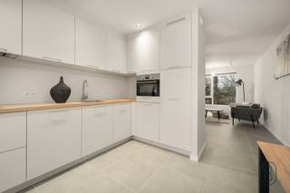 <p>Ontdek deze recent opgeleverde ecologische nieuwbouwwoning op een rustige locatie in Kortrijk. <br /><br />Indeling: op de gelijkvloers vinden we een opbergruimte / fietsenstalling, een badkamer en een slaapkamer en een gezellig stadstuintje op de eerste verdieping bevind er zich een ruimte leefruimte met een volledig geinstalleerde keuken, op de tweede verdieping, bevind er zich een kamer een polyvalente ruimte en een zuidgericht zonovergoten dakterras<br /><br />Troeven: uiterst zuinig verbruik dankzij de vloerverwarming in alle ruimtes, de warmtepomp en de zonnepanelen, zuidgericht privé dakterras zonder inkijk, volledig instapklaar, centrale en rustige ligging in Kortrijk en kan bovendien worden aangekocht met 6% btw-tarief (ipv 21%)<br /><br />Deze woning is ideaal voor wie op zoek is naar een duurzame, onderhoudsvriendelijke en toekomstgerichte woonoplossing op een strategische locatie.<br /><br />Interesse? Meer informatie via feline@immobeguin.be</p>