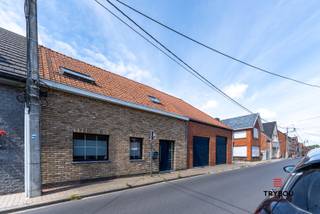Instapklare, recent gerenoveerde woning met dubbele garage in een rustige buurtWelkom in deze verrassend ruime halfopen woning op een perceel van 441...