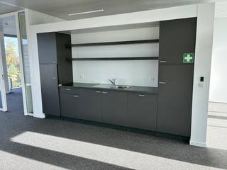 At an absolutely visible location on the corner of the Bruges ring with the Baron Ruzettelaan, we offer a representative office space in the high-quality Business Center “Katelijnepoort”. The office is located on the third and top floor of this modern new-build complex and has a net area of 327 m². In addition, there is the unique option to rent the adjacent office, bringing the total net office area to no less than 500 m².<br /><br />The building is characterised by a high-quality finish, advanced techniques and a flexible layout. The façade is stylishly finished in Azul Bateig (Portuguese natural stone) and has extra insulating glazing. Inside, you can enjoy optimal working comfort thanks to computer floors with carpet tiles, acoustic ceilings and environment-controlled blinds. In terms of management and sustainability, the building is also future-oriented, equipped with a sophisticated badge and key pyramid, highly automated fire fighting, rainwater recovery and water buffering.<br /><br />The location not only guarantees maximum visibility along an important access road, but also excellent accessibility. Bruges station and various bus stops are in the immediate vicinity, and the historic center is also within walking distance.<br /><br />The property tax and an advance on the costs for the general parts are borne by the tenant.<br /><br />Interested in locating your company at this excellent location? Contact us today for more information or to schedule a visit.