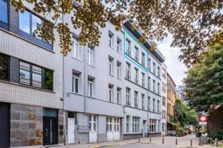 <strong>Industriële duplex met loftgevoel in hartje Antwerpen</strong><br /><br />Op zoek naar een uniek appartement met karakter en comfort? Deze ruime duplex van ca. 115m² met zuidgericht terras bevindt zich op de bovenste verdiepingen van een gerenoveerd industrieel pand (2010) met slechts 8 appartementen. De hoge ramen, gepolierde betonvloer en authentieke details zoals de bakstenen muur geven het geheel een lichtrijk loftkarakter.<br /><br />De derde verdieping omvat een open leefruimte met keuken en kookeiland, waar het grote schuifraam toegang geeft tot het zonnige terras van maar liefst 15m2. Op de vierde verdieping zorgen de hoge plafonds met originele houten balken voor een warme, ruimtelijke sfeer. De master is nu één grote open kamer met bureauhoek en dressing, maar kan eenvoudig worden opgedeeld in twee aparte slaapkamers (zie renders in de foto's). Offerte hiervoor is 2500€. De badkamer is momenteel uitgerust met dubbele wastafel, inloopdouche, wc en aansluitingen voor wasmachine/droogkast, met de mogelijkheid om een ligbad te plaatsen.<br /><br />De ligging is ideaal: in een doodlopende straat met groen zicht, tussen de Kloosterstraat en Nationalestraat. Het hippe Zuid, het bruisende Sint-Andries en het nieuwe Zuidpark liggen op wandelafstand, net als tal van restaurants, koffiebars en winkels.<br /><br />EPC-score B (147) – aparte meters voor water, gas en elektriciteit. Ruime autostaanplaats op 50 meter kan mee aangekocht worden aan 42.000 euro.<br /><br />Interesse? Contacteer LISTED via 03 283 51 51 en ontdek dit unieke duplexappartement zelf!