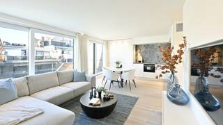 <p>Unieke penthouse met zij zeezicht, gelegen op 120 meter van de zeedijk en beschikt over terrassen waar je heerlijk kunt genieten van zowel de ochtend-, middag- als avondzon. <br /><br />De samenstelling van dit appartement is als volgt: inkomhal met gastentoilet, ruime woonkamer die uitgeeft met schuiframen op een prachtig zonneterras waar je kunt genieten van het zijdelings zeezicht, volledig uitgeruste open keuken met marmeren werkblad, twee volwaardige slaapkamers die elk beschikken over hun eigen douchekamer en voorzien van ingebouwde kleerkasten. Beide kamers hebben toegang tot het terras achteraan. Mogelijkheid tot huren van een autostaanplaats in overliggend gebouw. <br /><br />Het appartement werd volledig vernieuwd met oog voor detail. <br /><br />EPC: 180 kWh/(m² jaar) (UC: 2923965)</p>