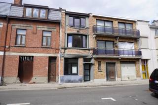 In 2025 onderging deze charmante rijwoning in het centrum van Lokeren een grondige en stijlvolle renovatie. De woning kreeg een volledige make-over...