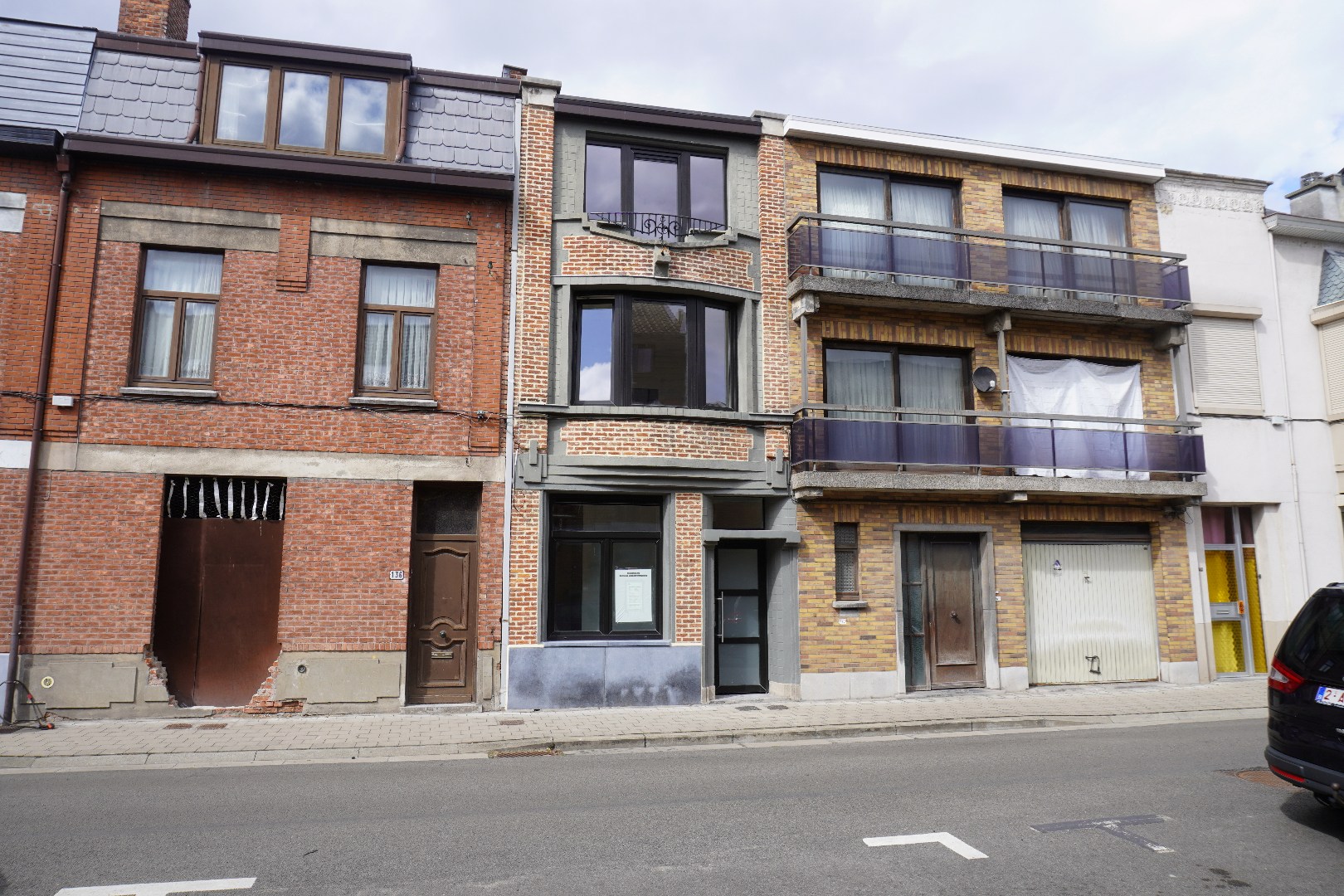 Gerenoveerde rijwoning in Lokeren, centrum. - foto 1