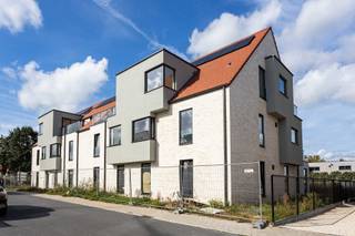 <span>TE KOOP - nieuwbouwappartementen te Lede<br /><br /></span><span>Residentie Coucxhoeve II onderscheidt zich van elke andere residentie en dit op alle vlakken: de hedendaagse architectuur is zeer fris, open en creëert een maximaal aan leefruimte, zichten en lichtinval. <br /><br />Deze nieuwe residentie is ontworpen volgens de principes van Gezonde Gebouwen, met het oog op de gezondheid van de bewoners: lichtinval en zicht, privacy, maximaal contact met de buitenruimte en een gezond binnenklimaat.<br /><br />Buiten het esthetische aspect wordt ook de nadruk gelegd op comfort, veiligheid en afwerking. Een energiezuinig appartement is vandaag waardevoller dan ooit tevoren: ventilatiesysteem D en centrale verwarming met warmtepomp. Er wordt gestreefd naar een energielabel A+ en een E-peil lager dan 30.<br /><br />De appartementen zijn gelegen in een rustige, doodlopende straat op wandelafstand van centrum Lede en in de nabijheid van scholen, winkels en grote supermarkten. De koper van een appartement is gehouden tot gelijktijdige aankoop van een autostaanplaats (9.000 €, excl. kosten).</span><br /><br /><span>Voor meer info omtrent plannen, prijzen en lastenboek, contacteer ons vrijblijvend 052 52 80 30 - info@goemanvastgoed.be</span>
