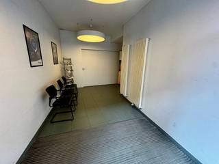 Op een strategische ligging langs de Roeselaarsestraat 64 in Izegem bevindt zich dit instapklare handelspand van ca. 131 m². Dankzij de uitstekende visibiliteit en centrale bereikbaarheid vormt dit pand de ideale uitvalsbasis voor wie professioneel wil groeien op een zichtlocatie.<br /><br />Bij het binnenkomen wordt u verwelkomd in een verzorgde inkom- en wachtruimte die meteen vertrouwen uitstraalt naar uw cliënteel. Aansluitend bevinden zich meerdere afzonderlijke bureelruimtes, perfect geschikt voor consultaties, meetings of administratieve doeleinden. Achteraan ontdekt u een ruime, polyvalente open ruimte die zich flexibel laat indelen volgens uw activiteit.<br /><br />Het pand is bovendien uitgerust met alle nodige praktische voorzieningen, waaronder een kitchenette, sanitaire ruimtes (inclusief aangepaste faciliteiten) en voldoende bergruimte. De aanwezige technische installaties dragen bij tot een vlot en comfortabel gebruik.<br /><br />Een absolute troef is de privatieve stadstuin, die niet alleen zorgt voor extra lichtinval, maar ook voor een aangename en rustige werkomgeving – een zeldzaam pluspunt in een commerciële setting.<br /><br />Op zoek naar een commercieel pand met uitstraling én mogelijkheden? Contacteer ons vandaag nog voor meer informatie of een bezoek. Wij begeleiden u graag verder.<br /><br />