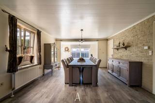 <span>Deze verzorgde halfopen bebouwing is gelegen op een perceel van 496 m² in een rustige en kindvriendelijke woonwijk van Molenbeersel. Met een bewoonbare oppervlakte van ca. 221 m² biedt deze woning verrassend veel ruimte en een praktische indeling die perfect aansluit bij de noden van een gezin. Een belangrijke troef is de aanwezigheid van een slaapkamer en badkamer op het gelijkvloers, waardoor de woning eveneens geschikt is voor wie levenslang comfortabel wil wonen.<br />De woning werd oorspronkelijk gebouwd in 1988 en onderging in 2013 een grondige uitbreiding en renovatie. Dankzij de aanbouw ontstond een lichtrijke tuinkamer die een mooi verlengstuk vormt van de leefruimte. Tegelijk werd de voormalige garage omgevormd tot een ruime slaapkamer met ensuite badkamer en werden de vloeren op het gelijkvloers vernieuwd.<br /><br /><strong>Indeling</strong><br />De inkomhal met gastentoilet biedt toegang tot de ruime woonkamer met aansluitende tuinkamer. Dankzij de grote raampartijen geniet deze leefruimte van veel natuurlijk licht en een mooi uitzicht op de tuin. Aansluitend bevindt zich de keuken, die de mogelijkheid biedt om volledig naar eigen smaak te worden vernieuwd. Verder beschikt het gelijkvloers over een praktische wasruimte, een sas met achterinkom en een ruime slaapkamer met ensuite badkamer.<br /><br />Op de eerste verdieping geeft de nachthal toegang tot drie volwaardige slaapkamers, een tweede badkamer en een extra kamer die momenteel dienst doet als doorgang naar de zolderverdieping. Via een vaste trap bereikt u de ruime zolder, die momenteel als bergruimte wordt gebruikt maar tal van mogelijkheden biedt.<br /><br />De woning is gedeeltelijk onderkelderd en beschikt over een cv-ruimte en een praktische provisiekelder.<br /><br /><strong>Buitenruimte</strong><br />De volledig omheinde tuin biedt veel privacy en vormt een aangename plek om van het buitenleven te genieten. Verder beschikt de woning over een overdekt terras, een tuinberging en een carport voor één voertuig.<br /><br /><strong>Comfort &amp; energie</strong><br />Ook op energetisch vlak biedt deze woning een mooie basis. Dankzij de geïsoleerde gevels en het geïsoleerde dak, gecombineerd met dubbele beglazing, beschikt de woning over een gunstig EPC-label C.<br />Karakter &amp; troeven<br /><br />Deze woning combineert een rustige ligging met een ruime en praktische indeling, een levensbestendig karakter en een degelijk onderhoud. Dankzij de reeds uitgevoerde uitbreidingen en renovaties vormt dit een ideale gezinswoning met voldoende ruimte om ze verder naar eigen smaak te moderniseren.</span>