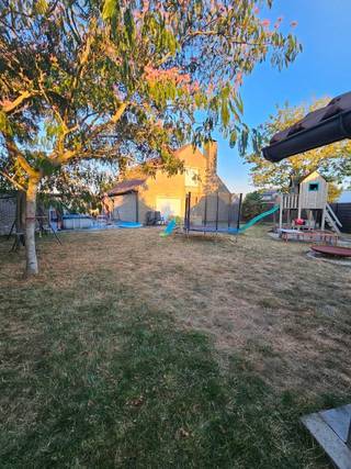 Te koop: ruime en lichtrijke gezinswoning van ca. 250 m² met 4 slaapkamers, praktijkruimte met aparte ingang en zonnige tuin op een perceel van 772 m².

Deze verrassend ruime woning biedt tal van mogelijkheden voor een gezin én voor wie wonen en werken wil combineren.

Op het gelijkvloers bevinden zich een ruime en lichtrijke leefruimte, keuken, aparte wasruimte met ingebouwde kasten, badkamer, afzonderlijk toilet en een volwaardige slaapkamer. Daarnaast beschikt de woning over een praktijk-/bureauruimte met eigen ingang, ideaal voor een vrij beroep, thuiswerk of zelfstandige activiteit.

Op de verdieping bevinden zich nog 3 slaapkamers, waaronder een ruime slaapkamer met ingebouwde kasten. Doorheen de woning is er bovendien veel praktische bergruimte.

Buiten geniet je van een ruime, zuidwestgerichte tuin met de hele dag door zon en een groot terras. In de tuin bevinden zich een groot gemetst tuinhuis en een bijkomend houten tuinhuis. Vooraan is er parkeergelegenheid voor ca. 6 à 7 wagens.

De woning is gunstig gelegen in Ingelmunster, met een vlotte bereikbaarheid naar omliggende gemeenten.

EPC D – geen renovatieplicht!

Troeven:

ca. 250 m² bewoonbare oppervlakte
perceel van 772 m²
4 slaapkamers, waarvan 1 op het gelijkvloers
praktijk-/bureauruimte met aparte ingang
EPC D – geen renovatieplicht
ruime tuin met de hele dag zon
groot terras
parking voor ca. 6 à 7 wagens
veel lichtinval en bergruimte
aparte wasruimte met ingebouwde kasten
gemetst tuinhuis + houten tuinhuis

Een ruime en veelzijdige woning met bijzonder veel mogelijkheden.