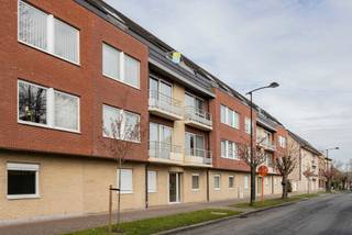<p>Ontdek dit instapklare en uitstekend gelegen appartement in Ronse, op wandelafstand van het centrum, winkels en scholen. Deze instapklare woning combineert comfort, ruimte en licht op een aantrekkelijke locatie.<br /><br />Het appartement beschikt over twee volwaardige slaapkamers, waarvan één met toegang tot een gezellig terras. De keuken sluit naadloos aan op een praktische berging. De ruime en lichtrijke leefruimte vormt het hart van de woning en geeft uit op een tweede terras, ideaal om te genieten van rust en buitenlucht.<br /><br />Verder is er een nette badkamer en een apart toilet voor extra comfort. Dankzij de aanwezigheid van een bijkomende berging geniet u bovendien van voldoende opbergruimte.<br /><br />Dit appartement is een uitstekende opportuniteit, zowel als investering als voor starters die op zoek zijn naar een kwalitatieve en goed gelegen thuisbasis.<br /><br />Interesse?<br />Neem gerust contact op 0468 15 14 41 of mail naar laura.r@cornelis-goeman.be.</p>