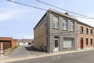 In the heart of Wingene is located this bright and spacious duplex apartment, ideal for those who want to live comfortably and quietly in...