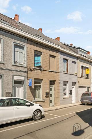 Te koop: woning met tuin in het centrum van Lessines Deze woning bevindt zich op een centrale ligging, in de nabijheid van winkels, scholen,...