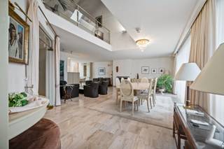 Gelegen in het centrum van Schilde bevindt zich dit ruim duplex appartement van ca. 210 m² op de 2 de verdieping in een gebouw met lift.Indeling:...