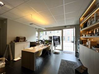 Dit handelspand bevindt zich in het centrum van Geel te Dr. Van de Perrestraat 182 met alle faciliteiten (winkels, openbaar vervoer,...