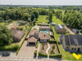 Uitzonderlijke Spaanse villa met zwembad op royaal perceel!Deze uitzonderlijke villa bevindt zich op enorm perceel van maar liefst 44a50ca.Vanwege de...