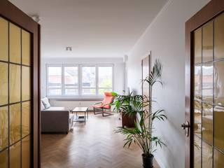 <strong>Ruim appartement (115 m² BVO) met 3 volwaardige slaapkamers en twee buitenruimtes nabij station Gent-Sint-Pieters.</strong><br /><br /><em>Voor meer informatie, mail naar info@carloeggermont.be</em><br /><br />Op een bijzonder vlot bereikbare locatie, vlak bij station Gent-Sint-Pieters en met uitstekende verbindingen naar het stadscentrum, bevindt zich dit ruime appartement op de vierde verdieping.<br /><br />Aan de voorzijde bevindt zich de lichtrijke leefruimte, met voldoende plaats voor zowel een zit- als eetgedeelte. Van hieruit is er toegang tot het balkon met open zicht over het Koningin Maria Hendrikaplein. De keuken is afzonderlijk ingericht en beschikt over een aanpalende praktische berging.<br /><br />Aan de achterzijde bevinden zich drie volwaardige slaapkamers. Eén van de slaapkamers geeft toegang tot het ruime terras, met een open zicht richting de Sint-Pauluskerk.<br /><br />Centraal in het appartement bevindt zich de ruime inkomhal met vestiaire, een afzonderlijk toilet en de badkamer.<br /><br />Daarnaast beschikt het appartement over een privatieve kelderberging. Het dak van de residentie werd reeds geïsoleerd.<br /><br /><strong>Kortom, een ruim en lichtrijk appartement met drie slaapkamers, twee buitenruimtes en een bijzonder centrale ligging — interessant voor zowel eigen bewoning als investering.</strong>