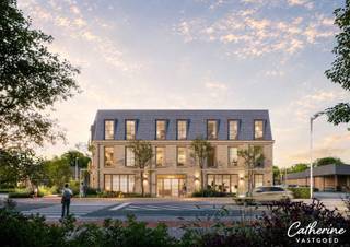 Op het gelijkvloers van nieuwbouwproject Mansarde Schilde, aan de Turnhoutsebaan 422, bevindt zich deze nieuwe commerciële ruimte op een centrale en goed zichtbare locatie in Schilde.<br /><br />De ruimte wordt casco opgeleverd, waardoor u alle vrijheid heeft om de indeling en inrichting volledig af te stemmen op uw activiteit en specifieke behoeften. Indien gewenst, kan ook een verdere afwerking worden voorzien.<br /><br />De ligging aan de Turnhoutsebaan biedt een mooie combinatie van zichtbaarheid, bereikbaarheid en een centrale ligging in Schilde. De tijdloze architectuur en kwalitatieve uitstraling van Mansarde zorgen bovendien voor een representatieve omgeving voor uw zaak, praktijk of kantoor.<br /><br />Vraagprijs commerciële ruimte: € 278.000 excl. btw en kosten.<br />De geafficheerde prijs is exclusief autostaanplaats (€ 17.500 excl. btw), die verplicht mee aangekocht wordt.<br /><br />Er is eveneens de mogelijkheid om beide commerciële ruimtes samen aan te kopen en zo één grotere handelsruimte te creëren.<br /><br />Start werken voorzien: voorjaar 2027<br />Oplevering voorzien: najaar 2028<br /><br />P-score: A<br />G-score: A<br /><br />Wenst u graag meer info? Aarzel niet en neem vandaag nog contact met me op.<br />Catherine – 0472 23 14 51 – welkom@catherinevastgoed.be