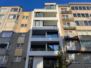 Dit hoogwaardige 2-slaapkamerappartement met bijbehorende autostaanplaats is gelegen in het hartje van Gent. De ligging nabij het centrum biedt mogelijkheden om alles van Gent te ontdekken, zowel op wandelafstand als met het openbaar vervoer. Daarnaast geniet u van een rustige woonomgeving met alle nodige faciliteiten binnen handbereik.<br /><br />Het appartement bevindt zich op de vijfde verdieping van een modern gebouw en is bereikbaar via de lift. De ruime en lichtrijke leefruimte, afgewerkt met hoogwaardige parketvloer, verlichting en zonnewering, staat in directe verbinding met de volledig ingerichte keuken. Vanuit de leefruimte heeft u toegang tot het zonnige, zuidwestelijk georiënteerde terras, dat een prachtig uitzicht biedt. Daarnaast beschikt het appartement over twee comfortabele en ruime slaapkamers waarvan 1 met impressionante inbouwkast en panoramisch uitzicht op de drie torens van Gent. De ensuite badkamer is voorzien van zowel een inloopdouche als een ligbad. Voor extra comfort is er ook een apart toilet en een handige berging met aansluiting voor wasmachine en droogkast aanwezig. <br /><br />Het appartement is beschikbaar vanaf 01/12/2026 en kan gehuurd worden voor €1390 + €95 gemeenschappelijke kosten per maand. Bij het pand hoort een overdekte autostaanplaats die gehuurd kan worden voor €100/maand, een gemeenschappelijke tuin en een bijbehorende fietsenstalling. De EGW-kosten zijn voor de huurder te nemen, maar zijn bijzonder laag dankzij het gunstige EPC (score A). Het plaatsen van een domicilie is verplicht.<br /><br />Is uw interesse gewekt voor dit appartement? Contacteer dan zo snel mogelijk Elke Janssens van Immo Francois Gent door een mailtje te sturen naar gent@immofrancois.be.<br /><br />