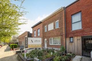 <p>Algemeen:</p><p>Gezellige en verzorgde woning met 2 slaapkamers en grote tuin, gelegen bij winkels, scholen en openbaar vervoer.</p><p>Ben je op zoek naar een gezellige thuis die rust combineert met een centrale ligging? Deze uitstekend onderhouden woning in de <strong>Wenigerstraat</strong> biedt het allemaal. Dankzij de nabijheid van de Frans Beirenslaan en de August Van Putlei woon je overal dichtbij, terwijl je achteraan geniet van een heerlijke oase van groen.</p><p>Indeling:</p><ul><li><p><strong>Gelijkvloers:</strong> Je komt binnen via de compacte inkomhal die leidt naar de ruime, lichte woonkamer op een warme laminaatparket. De aansluitende, ingerichte keuken biedt een leuk zicht op de veranda. Verder vinden we hier de badkamer met moderne inloopdouche en wastafel, evenals een apart toilet.</p></li><li><p><strong>Eerste verdieping:</strong> Via de overloop bereik je twee volwaardige, ruime slaapkamers met veel natuurlijk licht.</p></li><li><p><strong>Buitenruimte:</strong> De absolute troef is de grote, diepe tuin met handige buitenberging. Ideaal voor wie houdt van tuinieren, zonnebaden of een gezellige barbecue.</p></li></ul><p>Algemene informatie:</p><p>Ruimtelijke ordening: Gvkr, Wg</p><p>Huur: 1038 € / maand</p><p>Algemene toestand:</p><p>Plat dak bedekt met roofing (niet geïsoleerd), Cv -ketel op gas 2000</p><p>Beschikbaarheid: na normale opzegperiode</p><p>Interesse?</p><p>Zoekt u een leuke woning in Borsbeek ? Aarzel niet langer en neem contact op via 03/459.89.59 of www.altro-vastgoed.be</p><p></p>