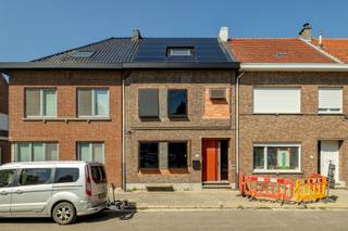 <h3><span>Ruime woning met zonnepanelen, thuisbatterij en tal van mogelijkheden te Terhagen (Rumst)</span></h3><p><span>Bent u op zoek naar een woning waar de grote renovatiewerken reeds werden uitgevoerd, maar die u nog verder naar eigen smaak kan afwerken? Dan is deze woning zeker een bezoek waard.</span></p><p><span>Sinds 2018-2019 werd de woning grondig aangepakt. <br />Zo werden onder andere het dak vernieuwd en dubbel geïsoleerd, driedubbele beglazing geplaatst, zonnepanelen met thuisbatterij voorzien, de verwarmingsketel vernieuwd en de elektriciteit conform gemaakt. <br />Daarnaast beschikt de woning over airconditioning op meerdere verdiepingen en is de woning onderkelderd.</span></p><p><span>De woning omvat momenteel 3 ruime slaapkamers, met de mogelijkheid om een 4de slaapkamer te creëren op de tweede verdieping. <br />De badkamer, keuken en enkele afwerkingen dienen nog verder afgewerkt te worden, waardoor u alles volledig naar eigen smaak kan realiseren.</span></p><p><span>Achteraan geniet u van een verzorgde tuin met tuinhuis en een praktische servitudeweg.</span></p><p><span> </span></p><h3><span>Troeven</span></h3><ul><li><span>Energiezuinig (EPC A)</span></li><li><span>Dak vernieuwd en dubbel geïsoleerd</span></li><li><span>Zonnepanelen met thuisbatterij</span></li><li><span>Driedubbele beglazing</span></li><li><span>Elektriciteit conform</span></li><li><span>Nieuwe verwarmingsketel</span></li><li><span>Airco aanwezig</span></li><li><span>Volledig onderkelderd</span></li><li><span>Verzorgde tuin met tuinhuis</span></li><li><span>Mogelijkheid tot 4 slaapkamers</span></li><li><span>Verder af te werken naar eigen smaak</span></li></ul><p><span> </span></p><h3><span>Indeling</span></h3><h4><span>Gelijkvloers</span></h4><p><span>Via de inkomhal betreedt u de ruime leefruimte. De zijmuren werden bijkomend akoestisch geïsoleerd voor extra wooncomfort. <br />De toekomstige keukenruimte is reeds voorzien, waardoor u de keuken volledig naar eigen smaak kan kiezen en plaatsen. <br />Ook de vloerafwerking op het gelijkvloers dient nog geplaatst te worden.<br /><br /></span></p><h4><span>Eerste verdieping</span></h4><p><span>Ook deze verdieping werd akoestisch geïsoleerd.</span></p><p><span>Hier vindt u:</span></p><ul><li><span>Een ruime badkamer waar alle voorzieningen aanwezig zijn voor de installatie van een luxueus vrijstaand bad (nog te plaatsen). </span></li><li><span>Slaapkamer 1 met airconditioning en voldoende ruimte voor een dubbel bed. </span></li><li><span>Slaapkamer 2, eveneens voorzien van airconditioning en nog ruimer van opzet. </span></li><li><span>Een aparte wasruimte met aansluitingen voor wasmachine en droogkast. Ook een douche is reeds aanwezig en dient enkel nog geplaatst te worden. <br /><br /></span></li></ul><h4><span>Tweede verdieping</span></h4><p><span>De tweede verdieping werd omgevormd tot een bijzonder ruime slaapkamer met airconditioning. <br />Dankzij de royale oppervlakte bestaat hier bovendien de mogelijkheid om eenvoudig twee afzonderlijke slaapkamers te creëren.<br /><br /></span></p><h3><span>Buitenruimte</span></h3><p><span>De woning beschikt over een verzorgd en onderhoudsvriendelijk aangelegd hof met achteraan een praktisch tuinhuis. <br />Via de achterzijde geniet u bovendien van een erfdienstbaarheid van doorgang, wat extra toegankelijkheid biedt.</span></p><p><span> </span></p><p><span> </span></p><p><span>Gratis schatting van uw woning? Aarzel zeker niet ons te contacteren.</span></p><p><span> </span></p><p><span>Home4You</span></p><p><span>+32 467 013 655</span></p><p><span>7/7 bereikbaar</span></p><p><span><span>Info@home4you.be</span></span><span> </span></p>
