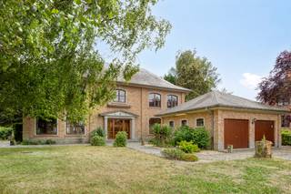 Deze mooie, statige villa in open bebouwing bevindt zich in Bunsbeek, een deelgemeente van Glabbeek wordt aangeboden met een prijs VANAF € 699.000. De villa biedt vele royale en aangename leefruimtes op het gelijkvloers en een dubbele inpandige garage. De verdieping biedt een kamer met en-suite badkamer en dressing, een kamer met en-suite badkamer, 4 extra kamers en een derde badkamer. Zowel de voor- als de achtertuin van de eigendom zijn aangelegd en in de omheinde tuin achter de woning is er een zonneterras met daarnaast een mooie pergola.
Omvattende:
Gelijkvloers: inkomhal, vestiaire, centrale lobby, ontvangstruimte, polyvalente kamer, zit- en eetkamer, keuken, tussenhal, inkomhal achteraan, bijkeuken en wasplaats, 2 toiletruimtes, doorgang en dubbele garage
Eerste verdieping: gaanderij, master bedroom met en-suite dressing en badkamer, slaapkamer met en-suite badkamer, nachthal, linnenkamer, 4 kamers, badkamer, toiletruimte
Zolderverdieping: nachthal en geïsoleerde zolderruimte
Oprit, terras en tuin, bijgebouw: oprit, omheinde tuin met terras en pergola, bijgebouw
Ligging: de villa bevindt zich in Bunsbeek, een deelgemeente van Glabbeek. Bushaltes zijn vlakbij, het station van Tienen bevindt zich op 5 km en de aansluiting met de E40 op een 8-tal km.
Bekijkt u dit pand via één van onze aanverwante websites, dan verwijzen wij u graag door naar onze eigen website VOOR MEER FOTO'S EN EEN RUIME OMSCHRIJVING