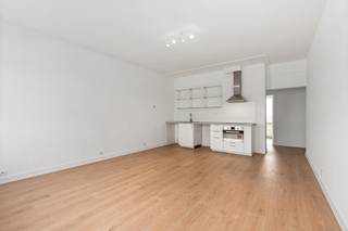 [[ DIT PAND NEEMT DEEL AAN DE ERA OPEN HUIZEN DAG OP 13/6 VAN 11:00 TOT 12:00 ]]
<p>Te koop: instapklaar appartement in de Pothoekstraat, op de stadsrand van Antwerpen en nabij het centrum.<br />Dit Dak appartement biedt onmiddellijk wooncomfort dankzij de verzorgde afwerking en praktische indeling. Gelegen op een centrale locatie, vlak bij scholen, openbaar vervoer, parken en invalswegen, geniet u van een uitstekende bereikbaarheid. Bovendien is dit een interessante investering met sterk verhuurpotentieel, ideaal voor wie zoekt naar een rendabel vastgoedobject.</p>

<p> </p>

<p>Belangrijkste ruimtes:<br />• Ruime leefruimte met open keuken (26 m²)<br />• Keuken met spoelbak, dampkap, oven en inductiekookplaat<br />• Slaapkamer (15 m²) met voldoende ruimte voor een dubbel bed</p>

<p> </p>

<p>Troeven:<br />• Instapklaar appartement met onmiddellijk wooncomfort<br />• Centrale ligging nabij Antwerpen-centrum<br />• Interessante investering met sterk verhuurpotentieel</p>

<p> </p>

<p>Neem vandaag nog contact op met uw ERA-makelaar voor een bezoek.<br />JOUW DROOMAPPARTEMENT. ZO GEVONDEN!</p>
