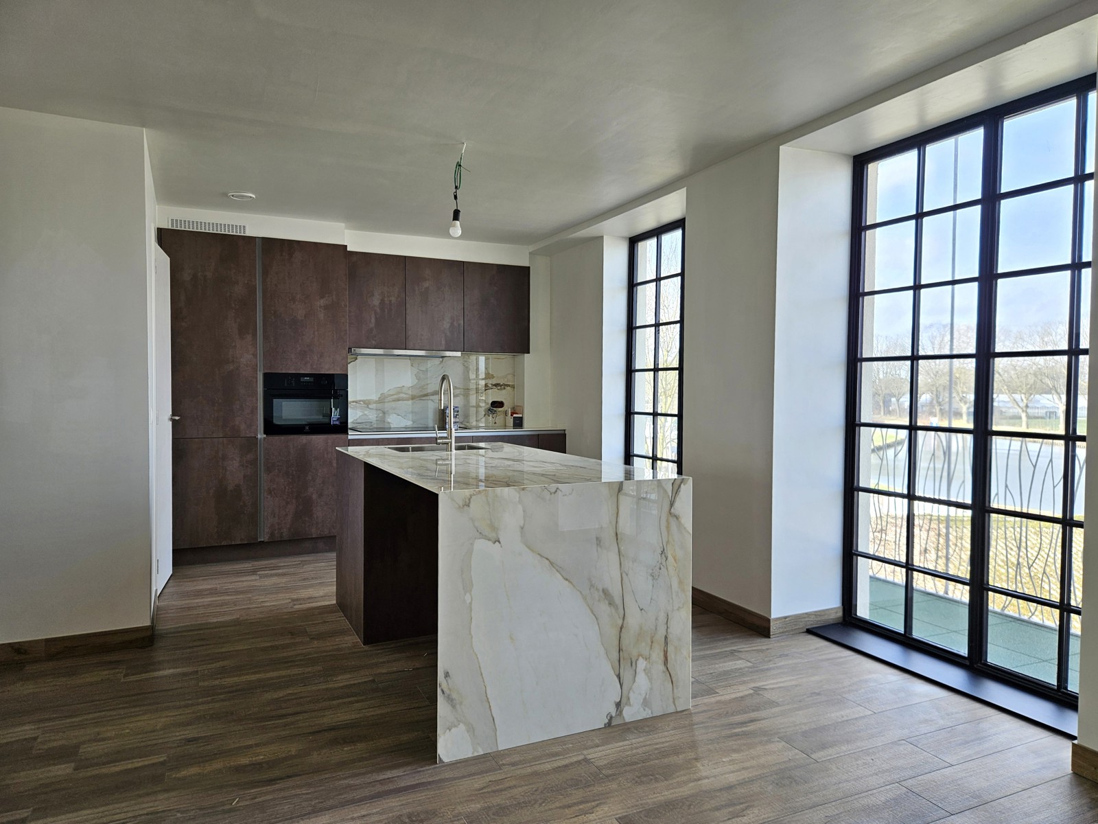 Stijlvol gerenoveerd appartement met zicht op het kanaal - foto 4