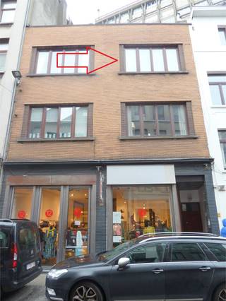 INFO &amp; AFSPRAKEN ENKEL via het zoekertje reageren !<br /><br />Ruim gerenoveerd 1-slaapkamer appartement met veel licht inval, gelegen in de trendy Kammenstraat op een steenworp van de Groenplaats en openbaar vervoer.<br /><br />Via de gemeenschappelijke trappenhal komt u het appartement op de 2e verdieping binnen in de inkomhal van het appartement. Er is een zeer ruime living met veel lichtinval.<br /><br />De nieuwe keuken is voorzien van een inductie kookvuur, oven, dampkap, enkele spoelbak, ingebouwde ijskast met vriesvak en voldoende opbergmogelijkheden.<br /><br />De nieuwe badkamer is voorzien van een lavabo, wc, inloopdouche en aansluiting voor wasmachine.<br /><br />Alle vloeren zijn voorzien van nieuwe laminaat.<br /><br />- 3 maanden huurwaarborg<br />- max 2 personen<br />- € 875 / maand + € 70 provisiekosten (incl water)