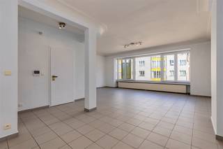 Dit perfect instapklaar en volledig gerenoveerd 2-3 slaapkamer appartement met leuk terras is gelegen in Antwerpen vlakbij het Centraal...