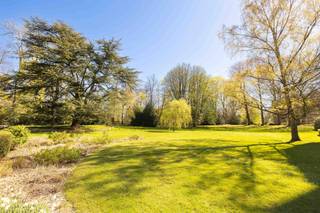 In de gegeerde wijk Observatorium in Ukkel ontdekt u dit prachtige 2-slaapkamerappartement van ca. 110 m², gelegen op de 6e verdieping van...