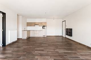 In een recent, kleinschalig appartementsgebouw uit 2016 bevindt zich dit instapklare appartement, ideaal gelegen vooraan in het gebouw. Dankzij de moderne afwerking, het energiezuinig karakter en de praktische indeling vormt dit appartement een uiterst aantrekkelijke woon- én investeringsopportuniteit.<br /><br />De leefruimte van 40 m² biedt een aangename en open woonbeleving, met plaats voor zowel een zithoek als een eetruimte. De grote ramen zorgen voor een mooie lichtinval. De afwerking met parkettegelvloer doorheen het volledige appartement creëert een warme en uniforme uitstraling.<br /><br />Het appartement beschikt over twee volwaardige slaapkamers, een badkamer, en een berging die extra opbergruimte voorziet. Verder beschikt het gebouw over een gemeenschappelijke buitenruimte waar picknickbanken werden voorzien om gezellig buiten te kunnen vertoeven.<br /><br />Tot slot is er een ondergrondse parkeergarage met een autostaanplaats én kelderberging (inbegrepen in de huurprijs).<br /><br />Dankzij de individuele zonnepanelen per appartement en het uitstekende E-peil van 21 geniet dit appartement van een bijzonder energiezuinig profiel.<br /><br /><u>Troeven</u>: <br />+ Goede locatie<br />+ Recent en kleinschalig gebouw<br />+ Energiezuinig<br />+ Zonnepanelen<br />+ Instapklaar<br />+ Ondergrondse parking<br /><br />Heeft u interesse en wenst u een bezoek ter plaatse in te plannen? Surf naar onze website www.vbvastgoed.be en klik op de groene knop "ik ben kandidaat"!