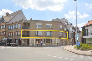 Ruim appartement gelegen in het centrum van Oudenburg. Ingericht met zonnige living (35 m²), ingerichte keuken met berging, twee slaapkamers,...
