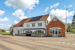 NIEUWE VRAAGPRIJS!!<br /><br />Horecagebouw (café "Paddocksplace") bestaande uit een ingerichte eetcafé, feestzaal, bovenliggende woonst en een aparte garage in het tuingedeelte.<br />De zaak is gelegen in het centrum van Schulen, deelgemeente van Herk-de-Stad.<br />De locatie is trouwens een gekende wandelregio met het Schulensmeer als absolute trekpleister.<br /><br />Het gebouw bestaat op het gelijkvloers uit een ingericht en gemeubeld cafégedeelte met toogmeubel en frigo's, toiletten (dames en heren), feestzaal met toogmeubel en tuinterras, bergplaatsen, een professioneel ingerichte keuken met koelcel, badkamer en wasplaats.<br />Vooraan het gebouw vinden we een ruim terras met automatische zonneluifel en voldoende parkeergelegenheid.<br />Op de eerste verdieping bevinden zich een leefruimte, twee slaapkamers en een vergaderlokaal.<br />Het zadeldak is voorzien van voldoende zonnepanelen om de energiekosten te drukken.<br />Achter de zaak treffen we een aparte ruime garage en een tuin met terrasgedeelte.<br /><br />In de vraagprijs is tevens de uitbating en infrastructuur inbegrepen, de zaak is trouwens vrij van contracten met toeleveranciers!<br />Uiteraard kunnen na aankoop andere activiteiten worden uitgebaat door de nieuwe eigenaar.<br />Commerciële locatie, zeer interessante kans voor mensen die bereid zijn de handen uit de mouwen te steken!<br />Beschikbaarheid bespreekbaar met de huidige eigenaar.<br /><br />Voor meer info of een afspraak: 0473333333 of mail philip@wijns.be.<br /><br /><br /><br /> 