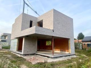 Klaar voor de toekomst: warmtepomp, zonnepanelen, domotica, vloerverwarming, .... kortom super energiezuinig! Toparchitectuur: de grote raampartijen zorgen voor veel lichtinval en een direct contact met de tuin en het overdekte terras. Een ruime berging/wasplaats, gastentoilet, presentabele inkomhal met vestiairemogelijkheid en een inpandige garage. Op de eerste verdieping zijn er drie volwaardige slaapkamers, een afzonderlijk nachttoilet, extra berging en een ruime badkamer voor bad en douche. Deze moderne nieuwbouw in de Jasmijnstraat 16 te Zottegem combineert een moderne architectuur met goede bereikbaarheid vlakbij scholen, sportinfrastructuur, winkels, station en het centrum van de stad Zottegem. <br />Deze prijs bevat niet het binnenschrijnwerk, sanitaire toestellen en vloeren. Deze afwerking kan uiteraard ook aangeboden worden. Meer informatie vindt u ook op www.JUNOvastgoed.be