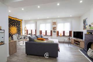 <p><span><span>Bent u op zoek naar een instapklaar appartement op een centrale ligging? Dan is dit volledig gerenoveerde appartement aan de Burchtstraat 29 bus 2 in Ninove zeker een bezoek waard.</span></span></p><p><span><span>Dit lichtrijke éénslaapkamerappartement werd in <strong>2023 volledig gerenoveerd</strong> en combineert hedendaags wooncomfort met een uitstekende ligging. De ruime leefruimte met open keuken vormt het hart van de woning en creëert een aangename, open sfeer waarin u zich meteen thuis voelt.</span></span></p><p><span><span>Dankzij de ligging in het centrum van Ninove bevinden winkels, horecazaken, openbaar vervoer en andere dagelijkse voorzieningen zich op wandelafstand. Bovendien is het appartement vlot bereikbaar, wat het zowel voor eigen bewoning als voor verhuur bijzonder interessant maakt.</span></span></p><p><span><span>Een extra troef zijn de bijzonder lage gemeenschappelijke kosten van slechts <strong>€ 16,67 per maand</strong>, waardoor u geniet van comfortabel wonen zonder hoge vaste lasten.</span></span></p><p><span><span>Kortom, een instapklaar appartement dat een centrale ligging, een recente renovatie en lage maandelijkse kosten perfect combineert. Ideaal voor starters, alleenstaanden, koppels of als interessante investering.</span></span></p><p><span><span><strong>Voor meer informatie of een bezoek, contacteer ons kantoor!</strong></span></span></p>