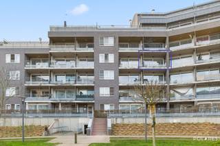 *** RÉSERVEZ VOTRE VISITE VIA WWW.POLARES.EU ***<br /><br />Appartement moderne de 2011 : une excellente opportunité tant pour l'occupation personnelle que pour l'investissement immobilier.<br />Cet appartement dispose d'un agencement réfléchi avec beaucoup de lumière et de confort.<br />Le spacieux salon est le cœur de l'appartement et se fond parfaitement dans une cuisine entièrement équipée. Un grand atout est la terrasse ensoleillée, où l'on peut profiter du plein air en toute tranquillité.<br />L'appartement comprend deux chambres et une salle de bains avec douche dans la baignoire + double lavabo. Il y a également un pratique débarras séparé et des toilettes séparées. Le parking et la cave sont inclus dans le prix !<br /><br />L'emplacement stratégique à Jette est un énorme avantage. Grâce à la proximité immédiate du Ring (R0) et de l'E40, l'accessibilité en voiture est optimale. L'aéroport de Bruxelles (Zaventem) est également facilement accessible, ce qui rend l'emplacement attractif pour un public international. Dans les environs immédiats se trouvent d'importants pôles économiques, dont l'UZ Bruxelles et diverses grandes entreprises, garantissant une demande locative constante.<br /><br />Pour l'investisseur, il s'agit d'une opportunité extrêmement intéressante : le bien est actuellement loué, ce qui vous permet de bénéficier immédiatement d'un rendement stable dès l'acte. Les commerces, les écoles et les transports en commun se trouvent à distance de marche, ce qui garantit la rentabilité à long terme.<br /><br />Surface selon PEB - PEB B