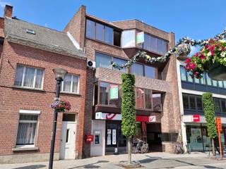 Ruim appartement in de Geelse hoofdwinkelstraat bestaande uit: inkomhal, grote woonkamer met veel licht, ingerichte keuken,...