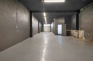 Ruim multifunctioneel huis (260 m²) met een loods/werkplaats van 120 m². Ideaal voor een ondernemer of vrij beroep dankzij zijn multifunctionele karakter.De indeling is als volgt: Kelder: meerdere kelders. Begane grond: grote hal die toegang geeft tot de verdiepingen en de loods. Deze is toegankelijk via een grote sectionaaldeur. De doorgang is 2,93 m breed en heeft een vrije hoogte van 3,24 m. Oppervlakte: doorgang: 35 m² en vrije ruimte: 85 m². (gladde betonnen vloer met epoxylaag). Op de eerste verdieping: een grote woonkamer, een keuken, een badkamer, een groot kantoor en een grote bijkeuken. Op de tweede verdieping: twee zeer grote slaapkamers. Op de derde verdieping: een zeer grote slaapkamer. Centrale verwarming op gas. De ramen zijn van PVC met dubbele beglazing. Gedeeltelijk te renoveren.