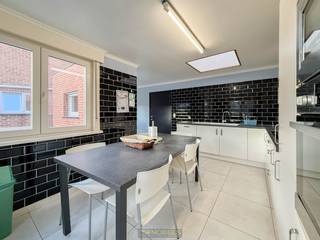 <h3> </h3>
<br /><br /><strong>VERRASSEND RUIME GEZINSWONING</strong> met <strong>6 SLAAPKAMERS</strong>, <strong>TWEE BADKAMERS</strong> en een <strong>ZUIDGERICHTE TUIN</strong> in Geraardsbergen. Met een <strong>BEWOONBARE OPPERVLAKTE</strong> van maar liefst <strong>246M²</strong> is deze woning ideaal voor <strong>GROTE OF NIEUW SAMENGESTELDE GEZINNEN</strong>. De lichtrijke leefruimte met aparte eetplaats sluit aan op een <strong>MODERN VERNIEUWDE KEUKEN</strong> en geeft uit op een ZONNIG TERRAS, perfect voor gezellige familiemomenten. Op het gelijkvloers bevindt zich een praktische slaapkamer, ideaal als <strong>BUREAU OF HOBBYRUIMTE, </strong>en badkamer. De garage van 25m² beschikt over een zolder van 40m² die naar <strong>EIGEN WENS INGERICHT KAN WORDEN ALS HOME-OFFICE, ATELIER OF PRAKTIJKRUIMTE</strong>. Op de verdiepen kan u de overige 5 slaapkamers en <strong>NOG EEN BADKAMER</strong> terugvinden. Gelegen op <strong>KORTE AFSTAND VAN NATUUR- EN RECREATIEDOMEIN DE GAVERS</strong>, combineert deze woning een gezinsvriendelijke ligging met uitstekende bereikbaarheid.<br /><br /><strong>EXTRA TROEF: EPC C = GEEN RENNOVATIEPLICHT</strong><br /><br />Adres: Botermelkstraat 3 te Geraardsbergen<br /><br />EPC: 258 kWh/m², P-score: A, G-score: A, Geen renovatieverplichting van toepassing