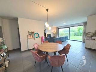<p><span>Mooi en ruim appartement met zeer goede ligging, op een woonerf langs de rustige Martelarenlaan die nu een fietsstraat is geworden en tegenover het recent aangelegde Belle-Vue park. Bovendien ligt het appartement op wandelafstand van het station van Leuven.<br />Dit lichtrijke appartement is voorzien van vele raampartijen en heeft uitzicht via de leefruimte op een mooi terras en tuin.<br />In de private tuin kan men genieten van een avondzonnetje en tot rust komen van de stadsdrukte.<br />De grote leefruimte biedt ruim plaats voor een grote eettafel en gezellige zithoek.<br />Deze ruimte loopt over in een mooie keuken die van alle nodige toestellen voorzien is.<br />Naast de keuken is er een handige en ruime berging met ruimte voor wasmachine en droogkast.<br />Er zijn 2 ruime slaapkamers en een badkamer die zowel een bad als een aparte douche heeft.<br />Tevens is er een apart toilet.<br /><br />Bij het appartement is er een staanplaats voor de wagen en een kelder.<br />Het appartement is tevens voorzien van een inbraak-alarminstallatie.<br />Gemeenschappelijke lasten bedragen 90 euro per maand<br />Beschikbaar vanaf 1/1/2027</span></p><p><span> </span></p><p><span><br /><br />Interesse in dit appartement? </span><span>Vraag uw bezoek aan via onze website.</span></p><p><span> </span></p>