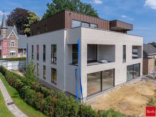 Exclusief woonproject in het centrum van Zandhoven:<br /><br />Voor wie ruim en luxueus wil wonen in de dorpskern, bieden wij dit nieuwbouwproject, Residentie Bruyneel, aan. Deze residentie combineert moderne luxe met functioneel design. Gelegen in het pittoreske Zandhoven, biedt dit project exclusieve woongelegenheid met hoogwaardige afwerking.<br /><br />Deze stijlvolle residentie telt 4 ruime luxe-appartementen en 1 exclusief dakappartement, telkens met een ruim zuid-gericht terras. De appartementen op het gelijkvloers hebben bovendien een mooie privatieve tuin. Achteraan het perceel zijn ruime privatieve autostaanplaatsen (2 per appartement waarvan 1 overdekt). Daar is ook een gemeenschappelijke fietsenberging voorzien. Ondergronds zijn er privatieve kelders. De aankoop van de autostaanplaatsen en een kelder is verplicht bij de aankoop van een appartement. <br /><br />Dit project is een realisatie van Struyf Building van Zandhoven, een gekend bedrijf die in de regio tal van referenties kan voorleggen. Het ontwerp is van de hand van architectenbureau Studio Noord, die andermaal voor een doordachte en stijlvolle architectuur hebben gezorgd. Elk appartement heeft ruime afwerkingsbudgetten en is uiteraard energiezuinig dmv het gebruik van een lucht-water warmtepomp, in combinatie met zonnepanelen. Het E-peil van deze appartementen ligt onder 20! <br /><br />De verkoop geschiedt onder BTW op de constructies (aankoop aan 6% BTW mogelijk, vraag naar de voorwaarden) en registratierechten op grondaandeel. Geen voorafgaande betalingen-volledige betaling bij oplevering van het appartement! Voor meer info of een verkennend gesprek, contacteer Karin 0486/97 84 27 of karin@reds.be.