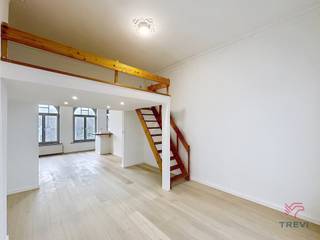 Brussel – In de wijk van de Europese Commissie, tussen haar gebouwen en het Marie-Louiseplein, in een rustige woonstraat, vlakbij...