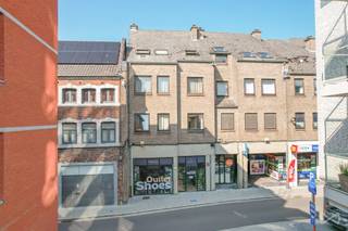 Bent u op zoek naar een commercieel pand met maximale visibiliteit en een uitstekende ligging? Dan is dit handelspand in de levendige...