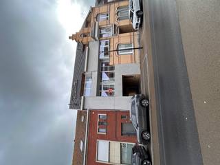 Appartement (100 m²) bestaande uit inkom, apart toilet, keuken en berging, eetruimte en living, 2 slaapkamers, badkamer, terras.+ zuid gerichte...