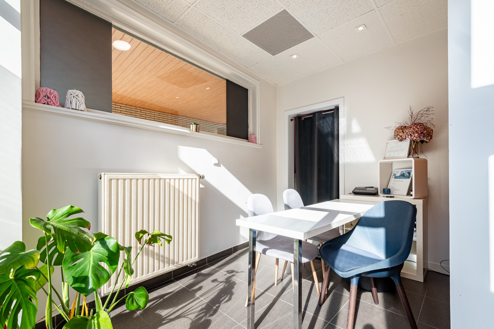 Handelsgelijkvloers en appartement op toplocatie te Tielt - foto 1