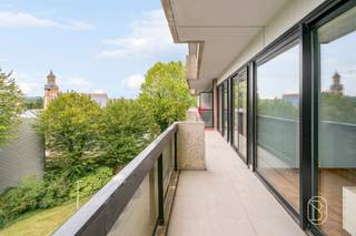 Appartement met 1 slaapkamer, garage en kelderDit knusse appartement is gelegen in Residentie Magnolia en geniet van een aangenaam zicht op het groen. Dankzij de centrale ligging vlak bij het station, handelszaken op wandelafstand en het openbaar vervoer binnen handbereik woon je hier bijzonder praktisch.Indeling: inkomhal, woonkamer, keuken, één slaapkamer, badkamer en een afzonderlijk toilet. Daarnaast beschikt het appartement over een privatieve kelder en een garage, beide inbegrepen in de prijs. Het gebouw is bovendien voorzien van liften.Het appartement bevindt zich in een te renoveren staat en biedt hierdoor de mogelijkheid om het volledig naar eigen smaak en wensen in te richten. Handelszaken bevinden zich op slechts 200 meter, terwijl de nabijheid van het station zorgt voor een vlotte verbinding met het openbaar vervoer.Dankzij de centrale ligging, praktische indeling en inbegrepen garage en kelder is dit appartement ideaal voor starters, alleenstaanden of investeerders die op zoek zijn naar een interessante renovatie- en investeringsopportuniteit.Te koop via Immo Beguin, jouw vastgoedexpert sinds 2009.✉️ emmy@immobeguin.be