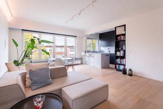 <p><strong>Gerenoveerd en lichtrijk hoekappartement met 2 slaapkamers en een terras, gelegen in de gegeerde Oosterveldwijk in Wilrijk. Dit kwalitatief afgewerkte appartement werd in 2023 tot in de puntjes vernieuwd met hoogwaardige materialen en bevindt zich op een uitstekende locatie, op wandelafstand van winkels, openbaar vervoer, ziekenhuizen, parken en belangrijke in- en uitvalswegen.</strong></p>
<p>INDELING: <br />De centrale INKOMHAL geeft toegang tot alle ruimtes. Via de stalen deur betreden we de ruime en lichtrijke LIVING van ca. 32m² op parket. En suite bevindt zich de OPEN KEUKEN van ca. 6m², voorzien van alle comfort zoals een inductiekookplaat met ingebouwd afzuigsysteem op het kookeiland, een combi microgolfoven, een afwasmachine en een wastafel. De keuken is hoogwaardig afgewerkt met carrara-finishing en uitgerust met kwaliteitstoestellen.</p>
<p>De BADKAMER van ca. 4m², eveneens uitgevoerd in carrara-finishing, beschikt over een ruime inloopdouche met zwart kraanwerk en een wastafel. Een aparte ingemaakte kast biedt plaats en aansluiting voor wasmachine en droogkast.</p>
<p>De MASTERBEDROOM van ca. 17m² is voorzien van een zeer ruime ingemaakte dressingkast. De tweede SLAAPKAMER van ca. 10m² beschikt eveneens over een ingemaakte kast en een vast bureaumeubel. Vanuit deze kamer is er toegang tot het aangename ZONNETERRAS van ca. 4m².<br /><br />Er zijn verder 2 kelderbergingen inbegrepen.<br /><br /></p>
<span><strong>BIJZONDERHEDEN</strong></span><br />* 2 slaapkamer hoekappartement op de hoogste verdieping op zeer goede locatie te Wilrijk - Oosterveldwijk. Mobiscore 8,9<br />* Renovatie 2023 + dak is conform.<br />* Hoogwaardig gerenoveerd appartement, instapklaar, gunstige EPC, asbestveilig, inidividuele nutsvoorzieningen en electriciteit conform<br />* Mooie gevelbreedte van 7m <br />* Klein gebouw zonder lift - lage kosten<br />* 2 ruime kelderbergingen inbegrepen