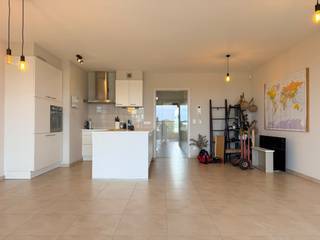 <strong>Dit appartement is beschikbaar vanaf 1 oktober 2026!<br />Vaste kosten: € 150,00 per maand + € 50,00 per maand provisie verwarming (je hebt zelf GEEN gascontract nodig!)<br />Autostaanplaats mee te huren aan € 100,00 per maand! </strong><br /><br />Op de 5de verdieping bevindt zich dit prachtig appartement met een uniek en rustgevend uitzicht over het water. De ideale combinatie van comfort, een aangename woonomgeving en een uitstekende ligging.<br /><br />Het appartement beschikt over 2 slaapkamers en een eigen autostaanplaats.<br /><br />Dankzij de centrale ligging bevinden het centrum van Hasselt, winkels, horeca en diverse voorzieningen zich op wandelafstand. Tegelijk geniet je vanuit het appartement van een aangenaam uitzicht en een gevoel van rust.<br /><br />Een ideale woonst voor wie comfortabel en centraal wil wonen, met het water als prachtig decor.<br /><br /><strong>Het luxueuze, fantastisch gelegen appartement wacht vol ongeduld op een nieuwe bewoner. Surf naar www.vdv-vanderveken.be, kies bij “TE HUUR” voor dit pand en vul de kandidatenfiche in (klik in het gouden balkje op “Ik wil dit pand graag huren!”). Wij contacteren je voor een afspraak! </strong>